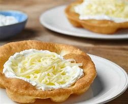 Echter ungarischer Lángos mit verschiedenen Belägen